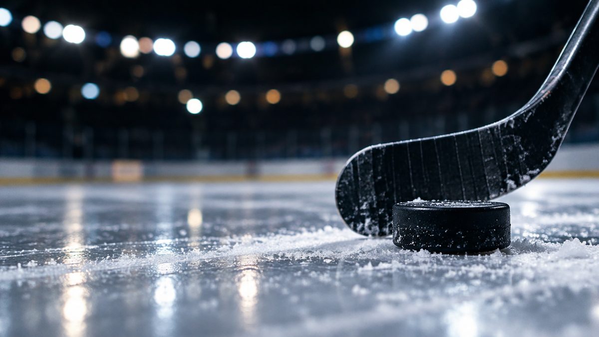 Musta jääkiekko ja hopeinen mailan lapa tummalla jäisellä alustalla, jääkiekko-kertoimet Liiga ja NHL