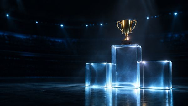 Hehkuva leaderboard-tyylinen kolmen lasisen lohkon podium, jonka korkeimmalla on yksi pokaali, tumma areena, kasinoturnaukset