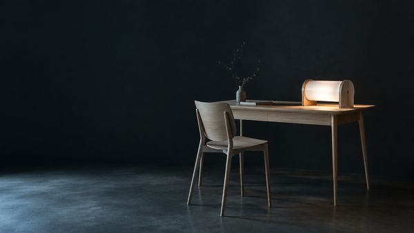 Pohjoismainen minimalistinen puinen työpöytä, jolla yksi hehkuva huurrelasinen slottirulla, koivupuuta, viileä pohjoinen valo. Play’n GO