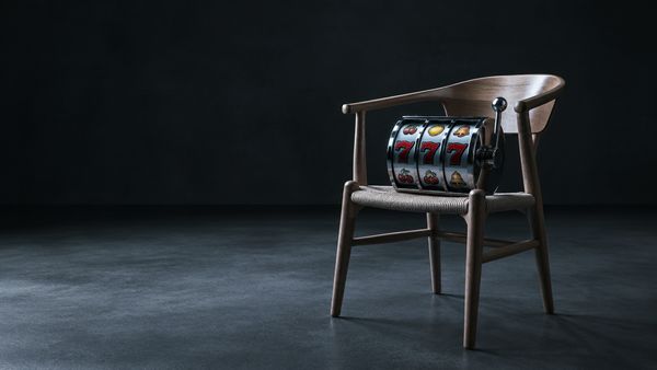 Klassinen skandinaavinen design-tuoli, jolla lepää kiiltävä kromattu slottirulla, minimalistinen pohjoismainen studio, viileä valo. NetEnt