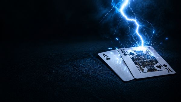 Kahden kortin blackjack-käsi tummalla huovalla, sähköinen salamakaari iskee niiden yläpuolella, sinivalkoisia kipinöitä. Lightning Blackjack