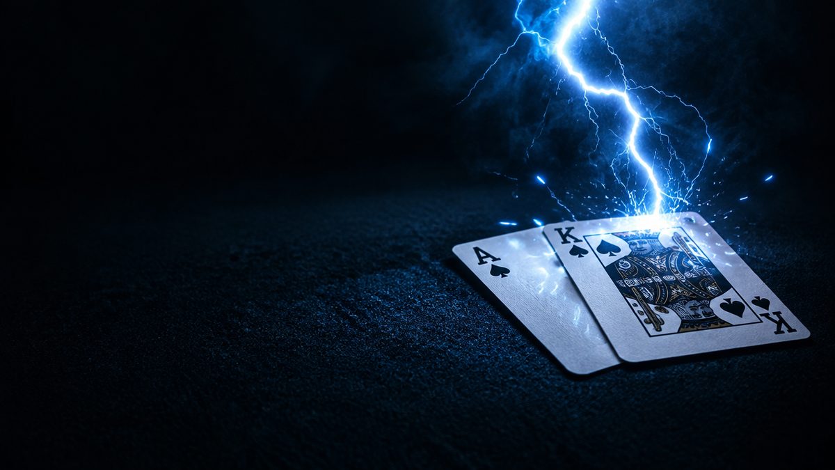 Kahden kortin blackjack-käsi tummalla huovalla, sähköinen salamakaari iskee niiden yläpuolella, sinivalkoisia kipinöitä. Lightning Blackjack
